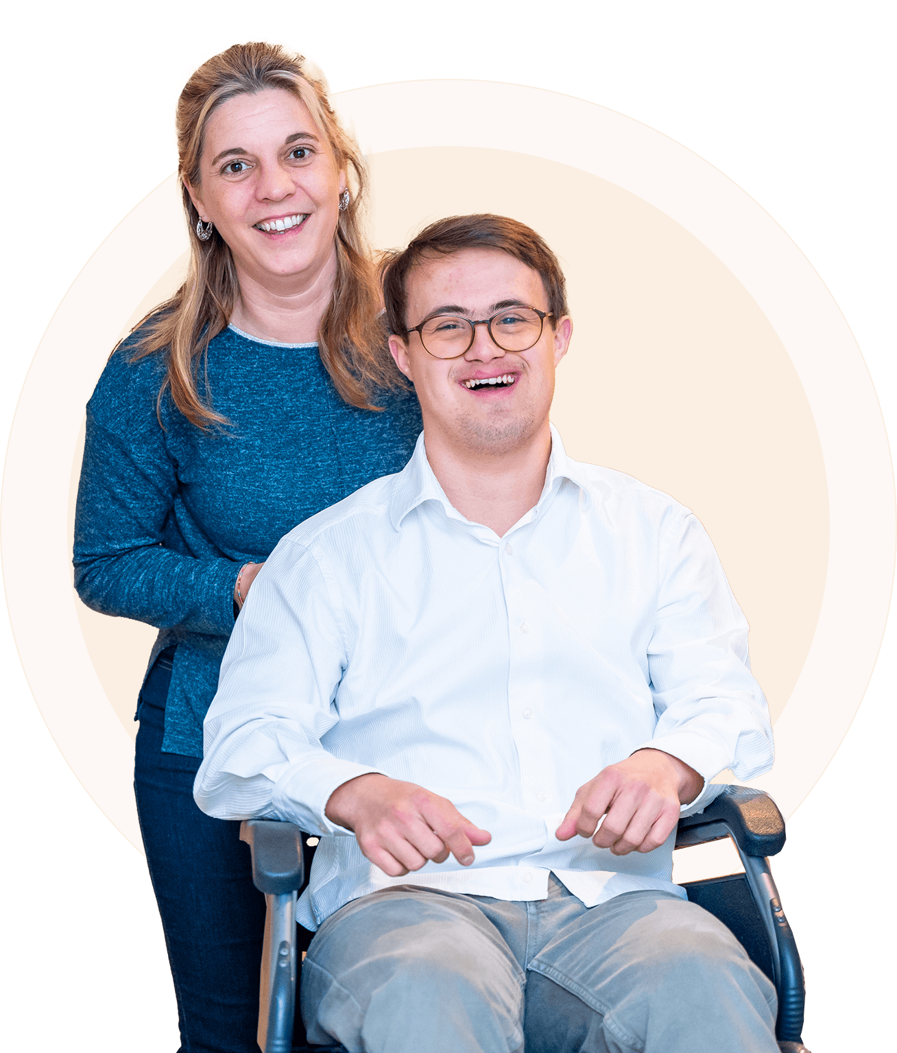 02 A smiling woman stands behind a seated man in a wheelchair. He is wearing a white shirt and glasses. An orange circle is in the background.